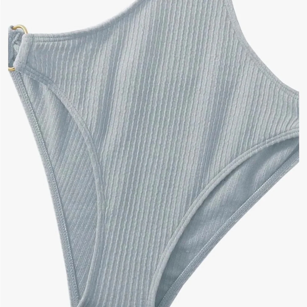 One-piece cutout swimsuit - Picture 4 of 5